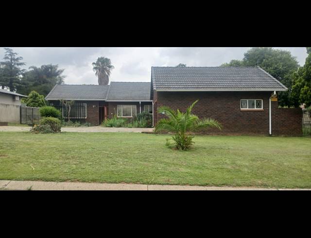 4 bed property to rent in VAN RIEBEECK PARK